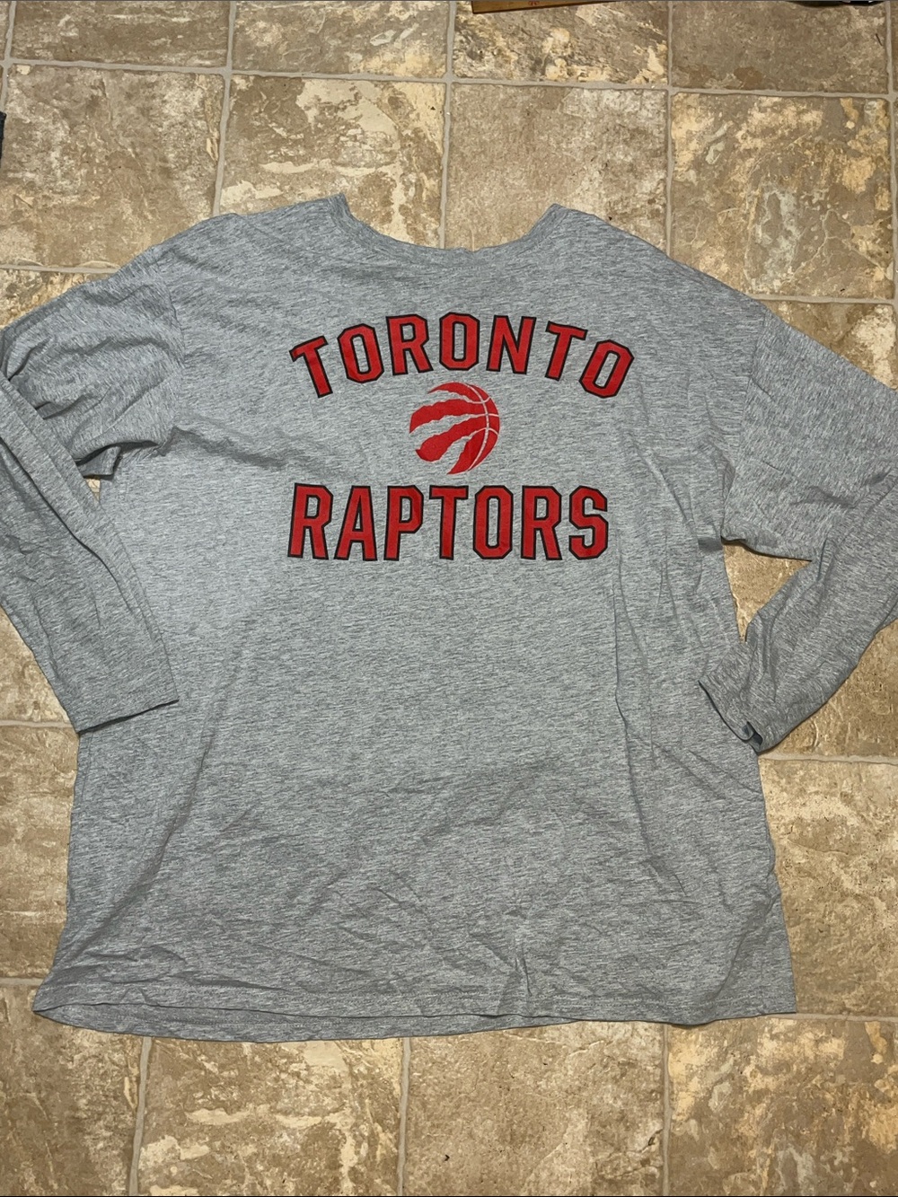 Fanatics Gray Long-Sleeve Toronto Raptors Tee with Red Logo